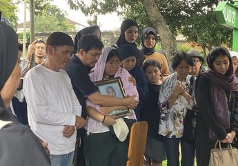 Indra Bekti Kuatkan Adik Bungsunya yang Menangis di Pemakaman sang Ibu Sambung