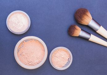 Perbedaan Bedak Tabur dan Bedak Padat, Mana yang Lebih Kamu Butuhkan?