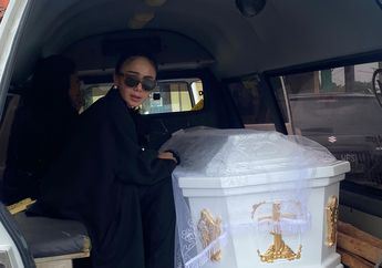 Kris Dayanti Naik Mobil Ambulance, Antarkan Manajernya ke Peristirahatan Terakhir