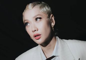 Potret Maskulin Bunga Citra Lestari Mengenakan Setelan Jas Serba Putih, Kece Banget!