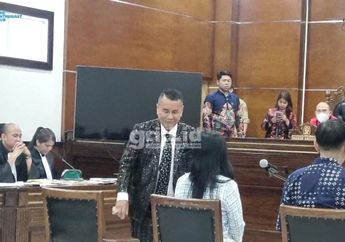 Hotman Paris Bikin Gestur Tangan Ini Saat Ucap Sumpah di Persidangan Razman Nasution