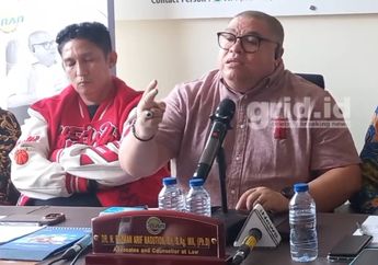 Bikin Salfok, Firdaus Oiwobo Diduga Ketiduran Saat Razman Bicara di Jumpa Pers