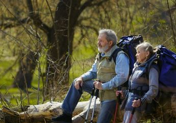 5 Tips Mendaki Gunung yang Aman dan Nyaman untuk Lansia, Perhatikan Ritme Perjalanan dan Kesehatan Pribadi