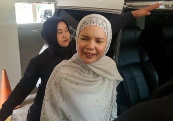 Suami Sakit, Dewi Sandra Buru-buru Pulang Usai Mengisi Kajian Ramadan