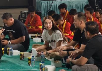 Duduk Lesehan, Nia Ramadhani Buka Bersama Atlet Muda Pencak Silat di Yayasan Yatim Piatu