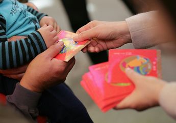 Asal Usul Tradisi Bagi-bagi Uang Lebaran 2025, Kenapa Harus Uang Baru?