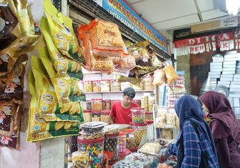 Seminggu Jelang Lebaran, Pasar Kue Kering Jatinegara Ramai Diserbu Pembeli