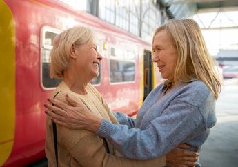 5 Tips Mudik Naik Kereta Api Bersama Orang Tua Lansia, Tetap Nyaman dan Aman Sampai Tujuan!