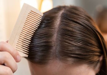 7 Penyebab Rambut Selalu Terlihat Berminyak, Apakah Sering Kamu Lakukan?