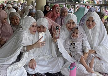 Laksanakan Salat Idulfitri, Ayu Ting Ting Jalan Kaki Bareng Keluarga ke Masjid