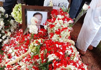 Usai Prosesi Pemakaman Ray Sahetapy, Keluarga Besar Nyanyikan Sio Mama di Makam sang Aktor Senior