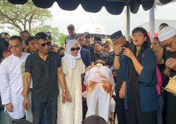 Pernah Berseteru dengan Ray Sahetapy, Rama Sahetapy Menangis dan Peluk Dewi Yull usai Makamkan Sang Ayah