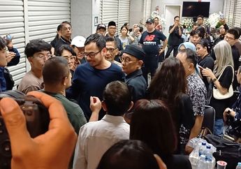 Surya Sahetapy Tiba di Rumah Duka, Puluhan Jam Terbang Demi Bertemu sang Ayah Ray Sahetapy