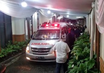 Detik-Detik Jenazah Titiek Puspa Tiba di Rumah Duka, Suasana Haru Menyelimuti