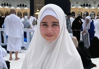 3 Potret Tissa Biani Menjalankan Ibadah Umroh Selepas Idul Fitri, Santun dan Anggun