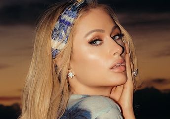 Tampilan Seksi Paris Hilton di Coachella 2025, Kenakan Outfit Jaring Hitam nan Memukau