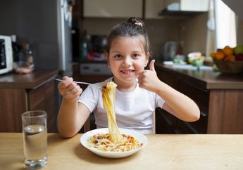 Sering Dilakukan, Hindari 5 Kebiasaan Makan yang Tidak Baik untuk Kesehatan