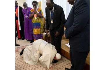 Mengenang Momen Paus Fransiskus Nekat Cium Kaki Para Pemimpin Sudan Selatan Agar Berdamai dan Hentikan Perang