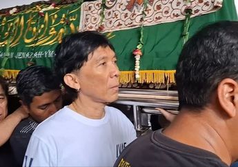 Bimbim Slank Tandu Jenazah Bunda Iffet ke Masjid untuk Disalatkan, Para Publik Figur Datangi Rumah Duka