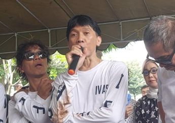 Antar Bunda Iffet ke Peristirahatan Terakhir, Bimbim Slank Ungkap Wasiat sang Ibunda