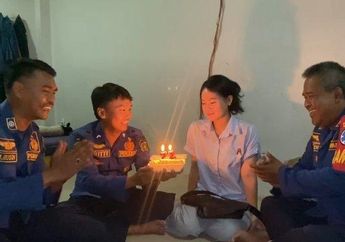 Ngadu ke Damkar Usai Putus Cinta, Gadis ini Full Senyum Diberi Kejutan Istimewa ini saat Ultah