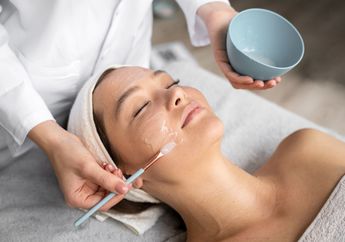 Perbedaan Treatment Peeling dan Exfoliation, Mana yang Sebaiknya Kamu Pilih?