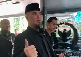 Datangi MKD untuk Diperiksa atas Dugaan Penghinaan Marga, Ahmad Dhani Acungkan Jempol