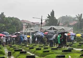 Pemakaman Suami Najwa Shihab Diiringi Hujan Deras, Hanya Boleh Dihadiri Pelayat Laki-laki
