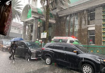 Hujan Deras Mengguyur Rumah Duka, Iringi Prosesi Salat Jenazah Suami Najwa Shihab