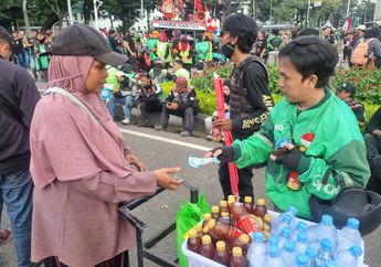 Demo Ojol Jadi Lahan Rezeki Bagi Pedagang Asongan, Untung Berlipat Ganda!