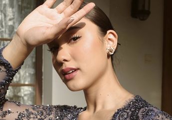 Kemegahan Busana Tradisional Yasmin Napper Saat Berada di KBRI Beijing