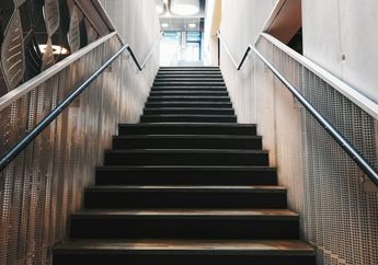 4 Arti Mimpi Jatuh dari Tangga, Diam-diam Anda Sedang Ketakutan, Hati-hati!