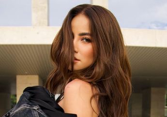 4 Pemotretan Olla Ramlan dengan Gaya Baru, Tampilkan Rambut Panjang Bergelombang