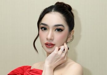 Foto Bareng Dua Anaknya, Angel Karamoy Dipuji Bak Adik Kakak Saat Tampil Kenakan Gaun Merah