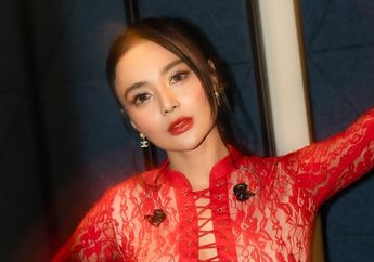 5 Potret Manggung Wika Salim dengan Busana Merah Menyala, Tampil Berani dan Memikat
