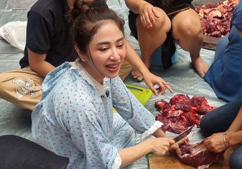 Aksi Dewi Perssik Potong Daging Kurban Pakai Piyama, Ungkap Makna Idul Adha 2025