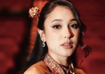 Yasmin Napper Kenakan Gaun Cheongsam Megah di Gala Premiere Film Assalamualaikum Beijing 2