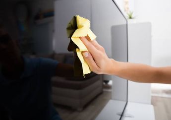 Cara Membersihkan Layar TV yang Aman, Gambar Tetap Jernih dan Tanpa Goresan