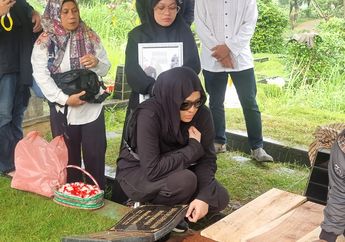Air Mata Mita The Virgin Pecah di Samping Makam Ibunda Tercinta, Akui Tak Punya Firasat