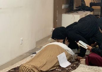 Haru, Mita The Virgin Cium Jenazah sang Ibunda hingga Tegar Menyambut Pelayat