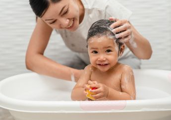 Kunci Perawatan Rambut Bayi: Bijak Memilih, Waspada 'Natural' yang Menyesatkan