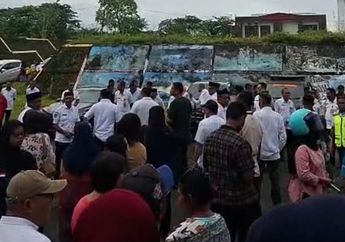2 Jasad Mahasiswa UGM Korban Kapal Tenggelam Diterbangkan ke Tempat Asal, Warga Maluku Turut Mengantar ke Bandara