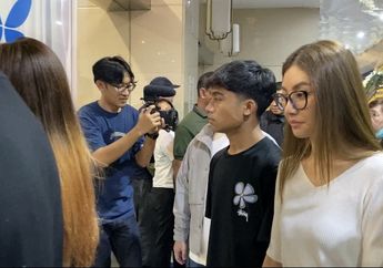 Tampak Lesu, Sarwendah Iringi Jenazah Sang Ayah Masuk Ruang Duka Ditemani Onyo dan Jordy Onsu