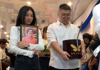 Mata Sembab, Sarwendah Antar dan Peluk Erat Foto Jenazah Ayah ke Krematorium