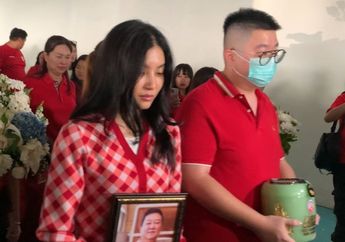 Jenazah Sang Ayah Selesai Dikremasi, Sarwendah: Kita Kasih yang Terbaik Buat Papi