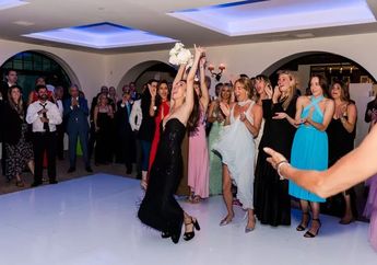 Sejarah Tradisi Lempar Bunga di Acara Pernikahan, Dibuat untuk Menyelamatkan Pengantin!