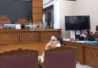 Nikita Mirzani Acungkan Jari Tengah ke Kubu Reza Gladys di Ruang Sidang