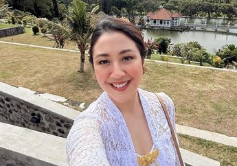 Potret Anggun Sherina Munaf Kenakan Kebaya Bali dalam Upacara Atma Wedana 
