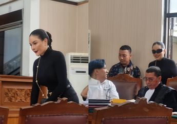 Nikita Mirzani Jadi Saksi Sidang Asisten Ismail, Gaya Elegan Serba Hitam Curi Perhatian