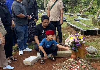 Tujuh Hari Kepergian Sang Ibunda, Anak Mpok Alpa Ziarah ke Makam Sambil Kenakan Peci Pemberian Almarhumah